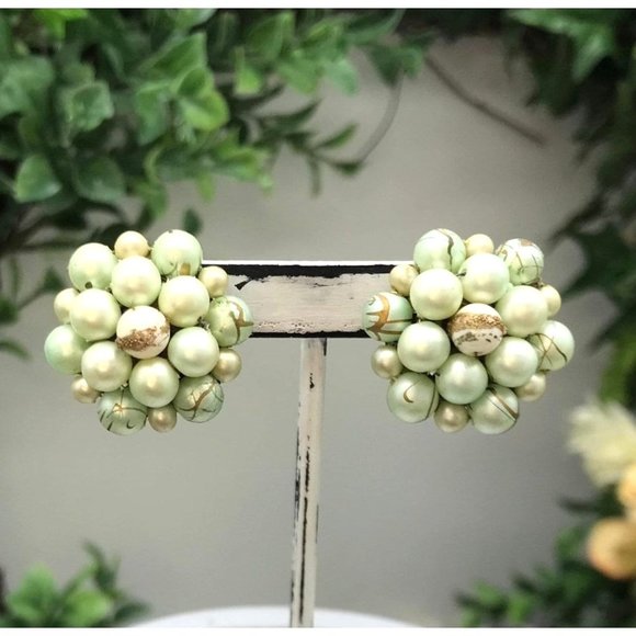 Vintage Clip On Earrings Gold Toned Round Beaded Clusters Pearly Mint Green With - Picture 4 of 7